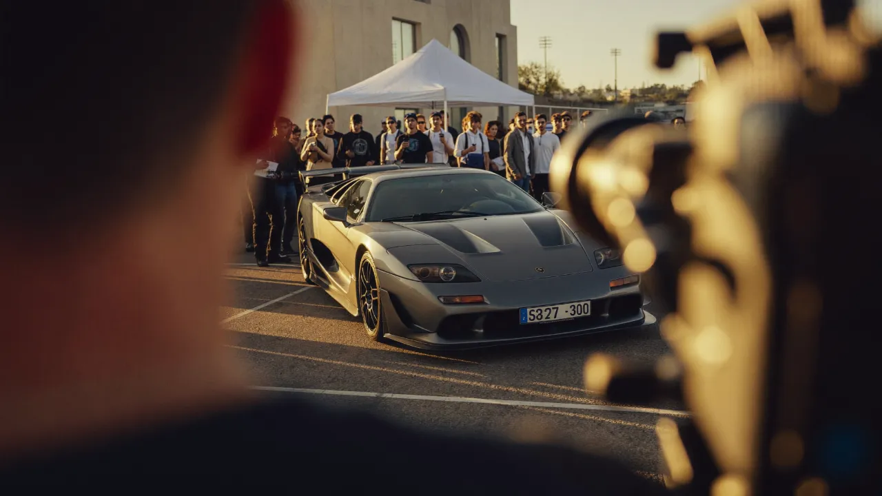 Sportwagen auf einem Auto-Festival, gefilmt von Movewerk